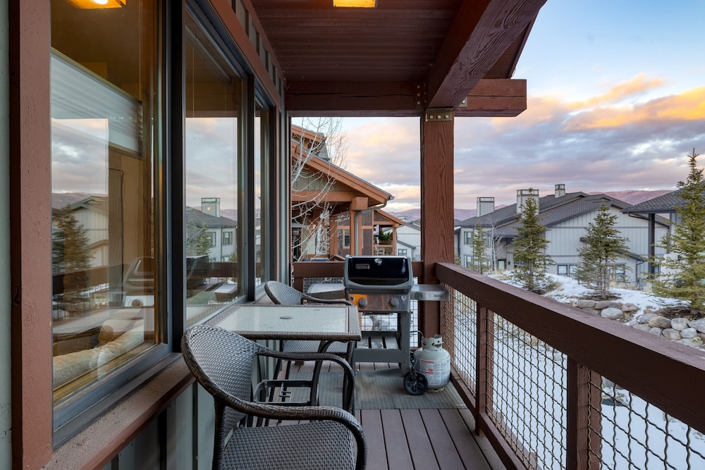 Blue Skies Lakeside Family-friendly Getaway w Hot Tub BBQ