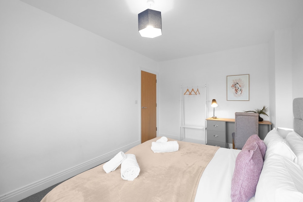 Spacious 6 Bedroom House in Denton Way