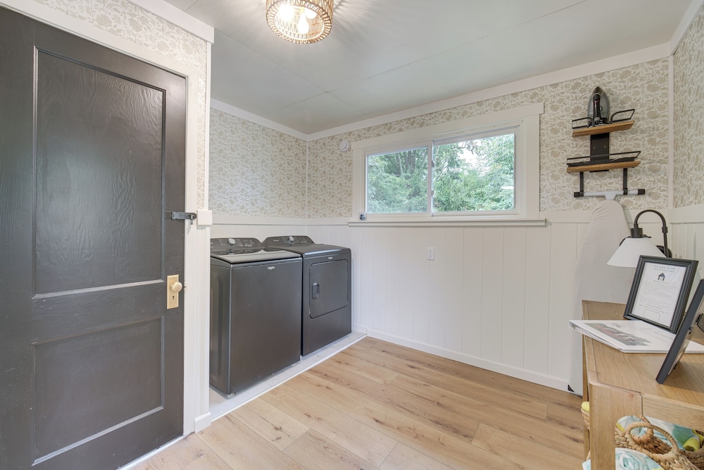 < 1 Mi to Lake Erie: Home w/ Hot Tub & Game Room!