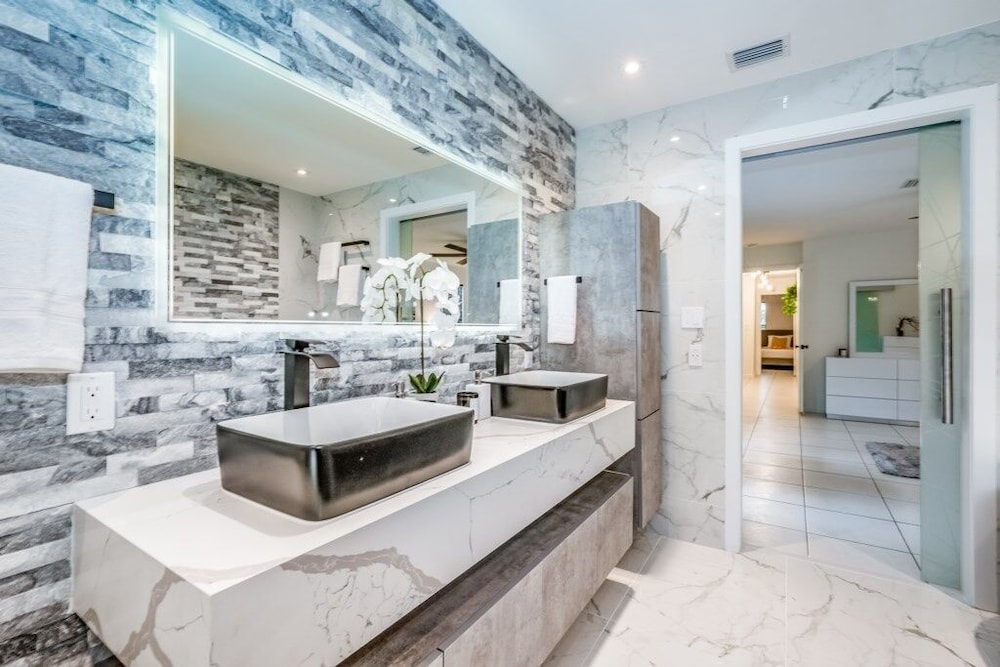 Fox Island Heated Spa- Downtown & Beach 4 Bedroom Home