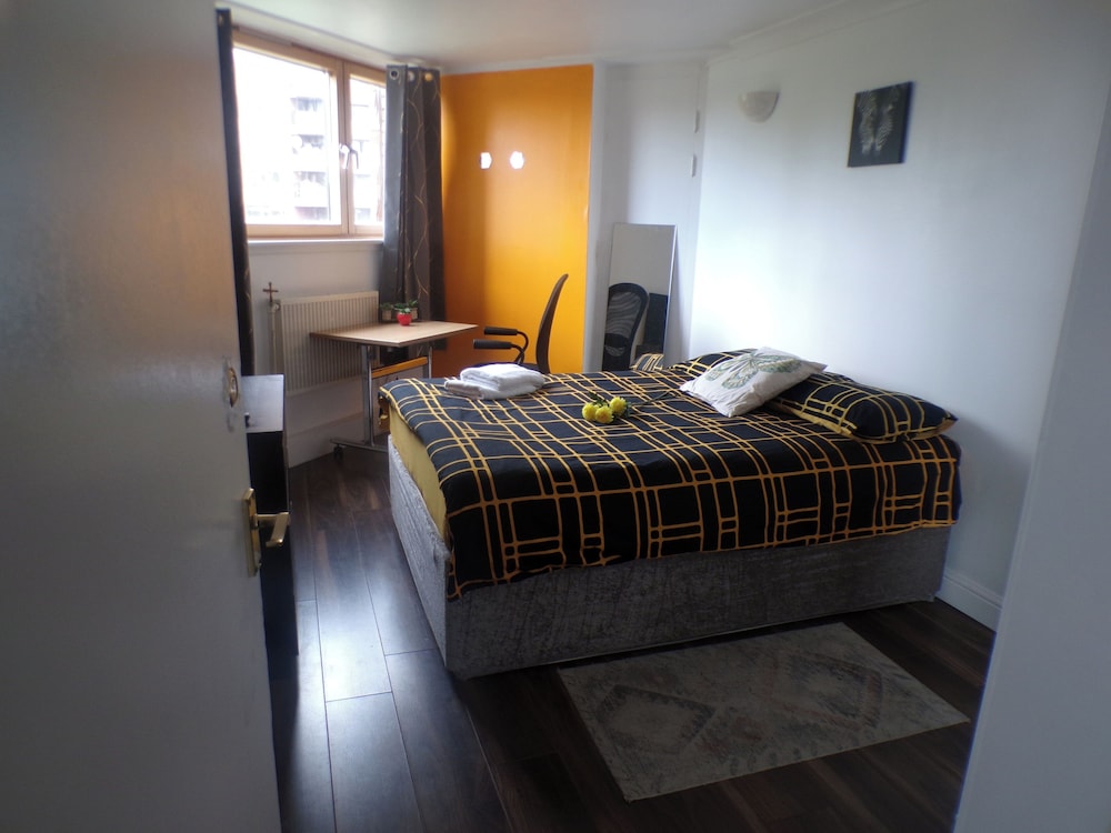 Chelsea Orange Apartment Sleeps10-petsok-parking