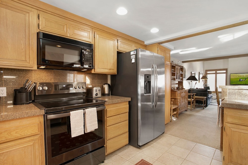 100 Ridgepoint 4 Bedroom Condo