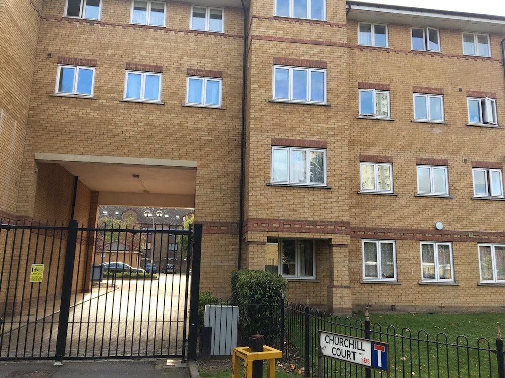 Skyline Haven Modern 2BR w/ Free Parking & 4kTV