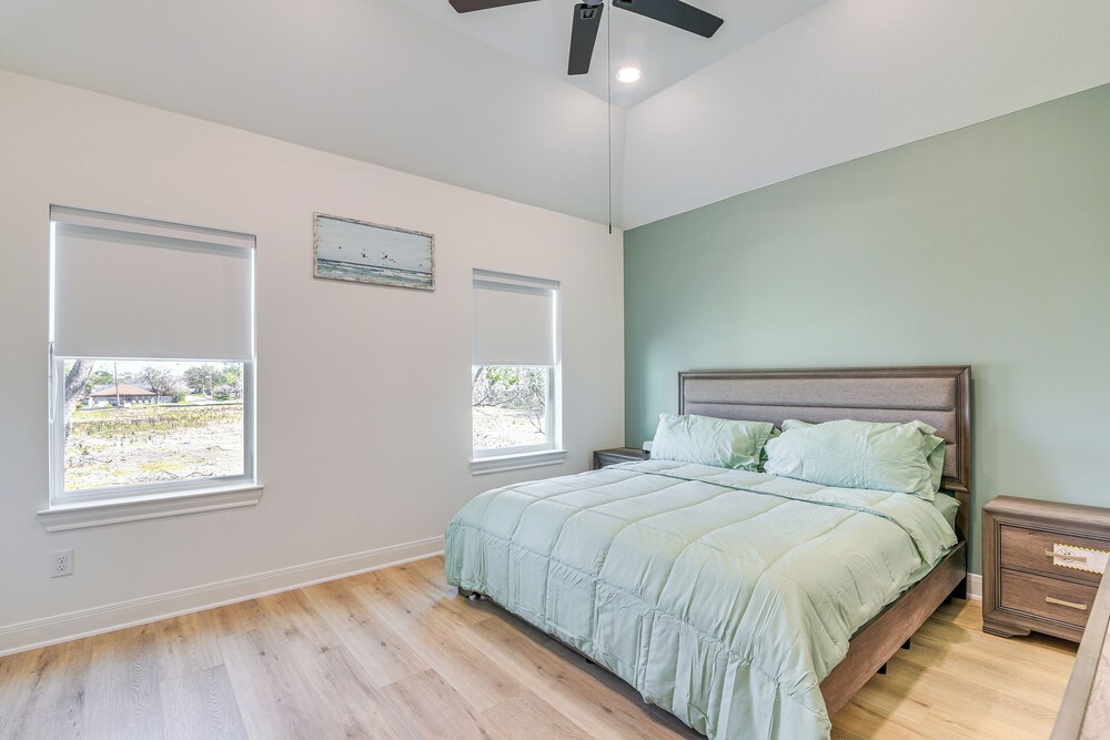 6 Mi to Hospitals: Nurse-friendly Houston Home!
