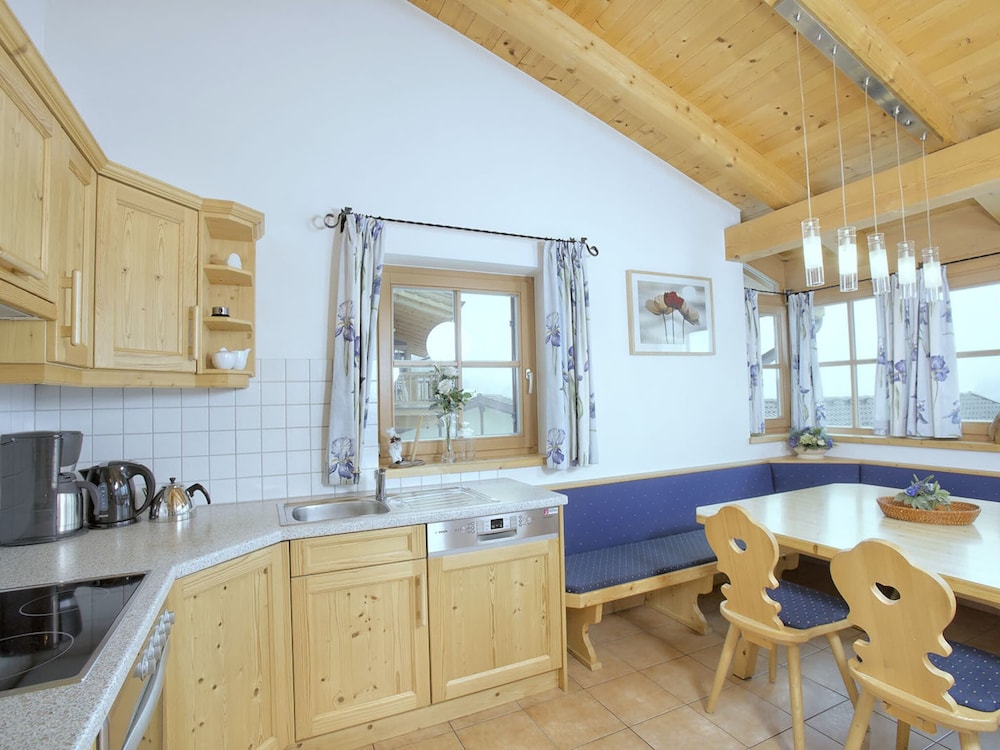 Cozy Chalet with Sauna near Königsleiten