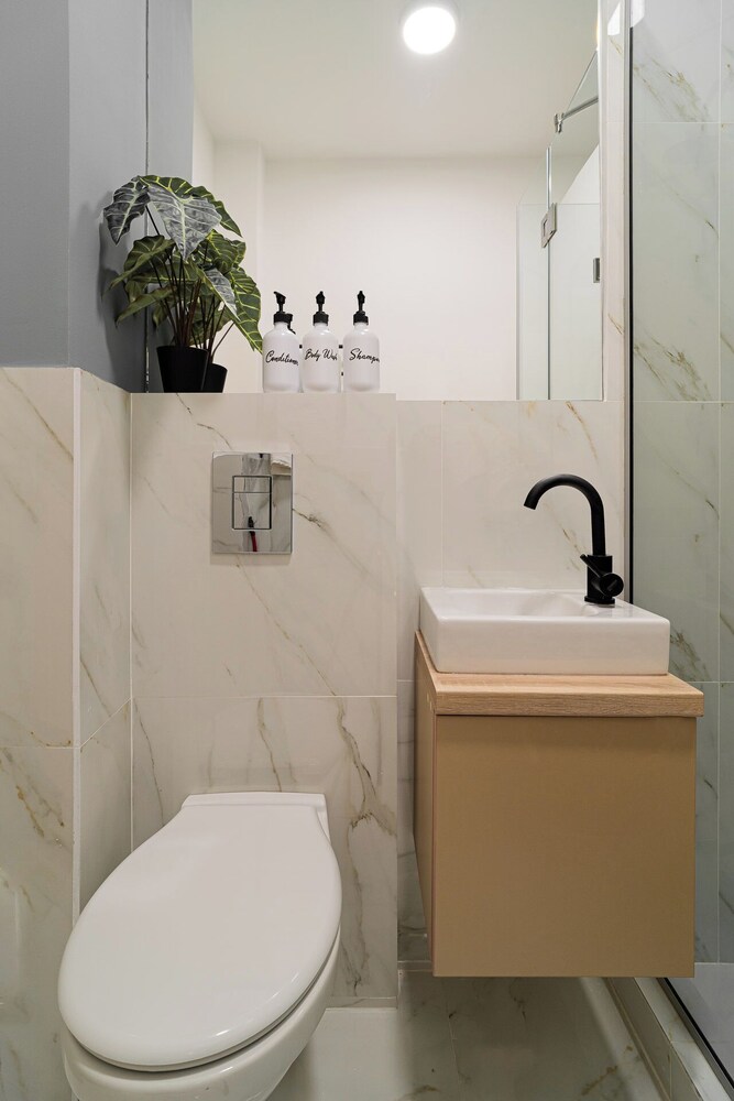 Cismigiu Park Studio - Fresh & Serene Flat with Light-Filled Interiors
