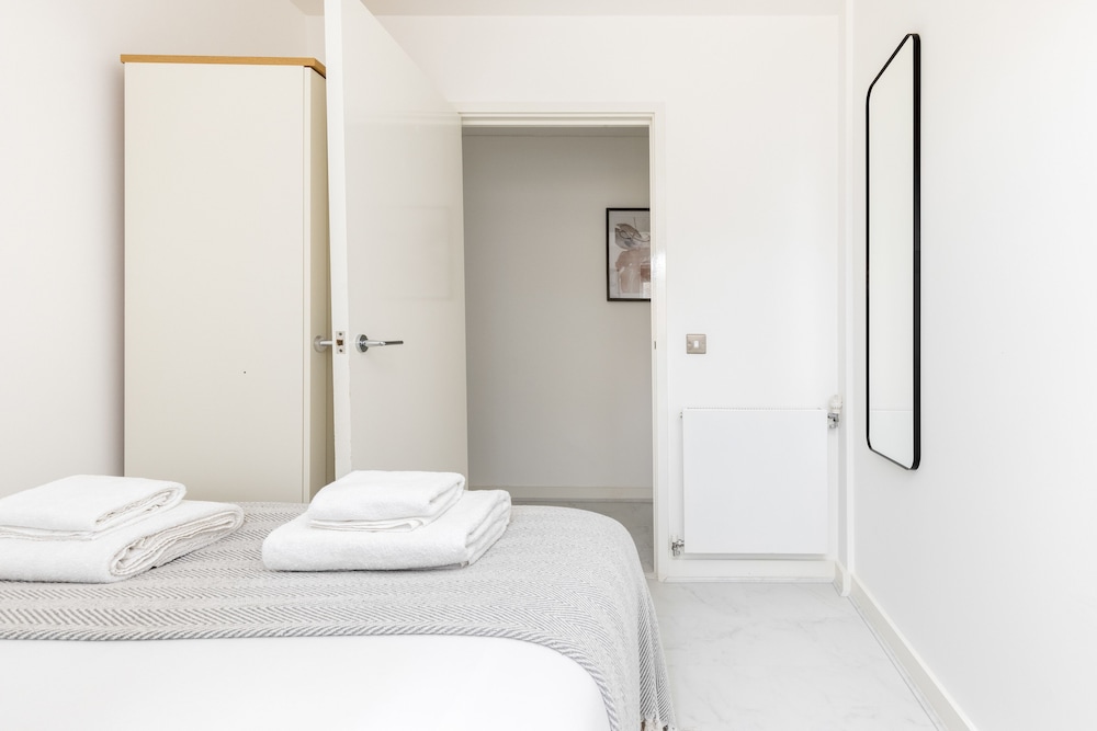 Luminous 2 Bed Balcony Flat in Islington