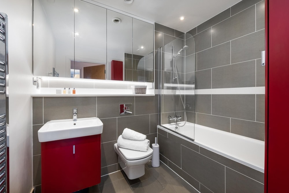 Two Bedroom Flat With Balcony in Central Wimbledon by Underthedoormat