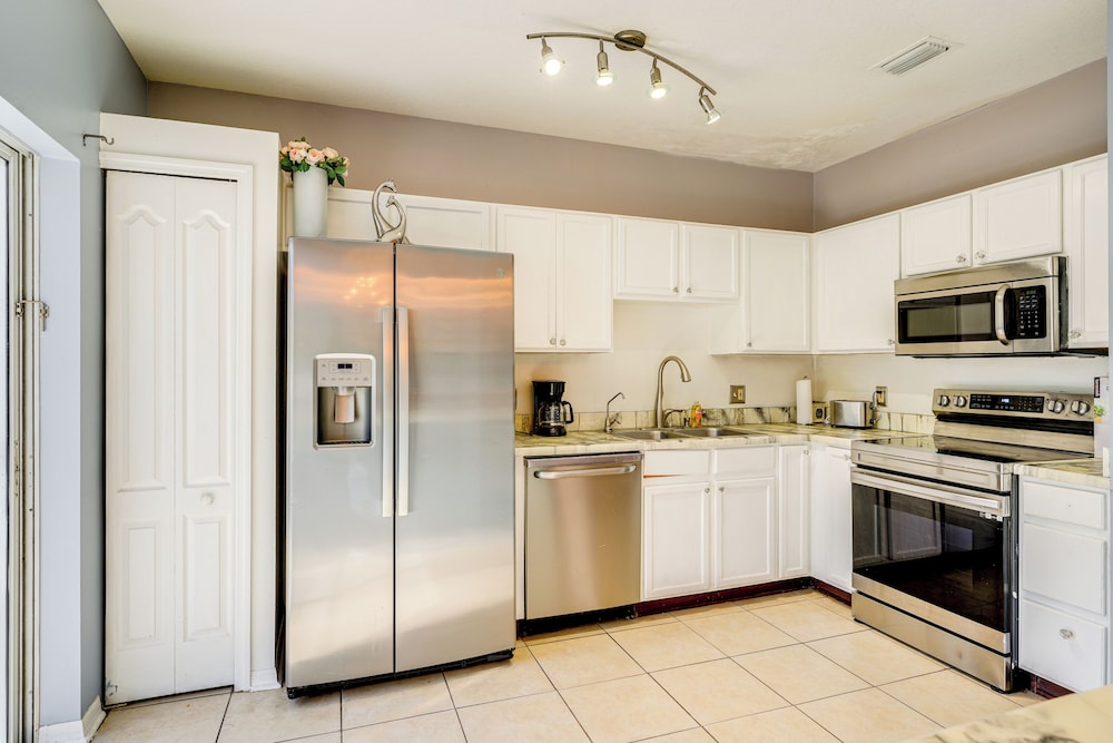 9 Mi to Beach: Peaceful Riverview Home w/ Patio