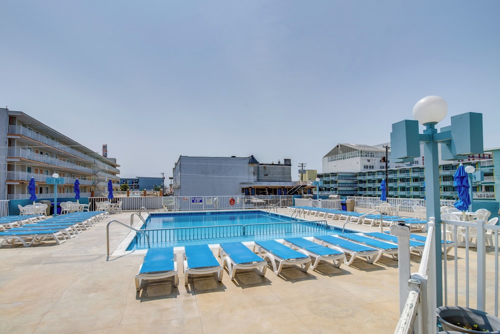 Walk to Wildwood Boardwalk: Family-friendly Condo!