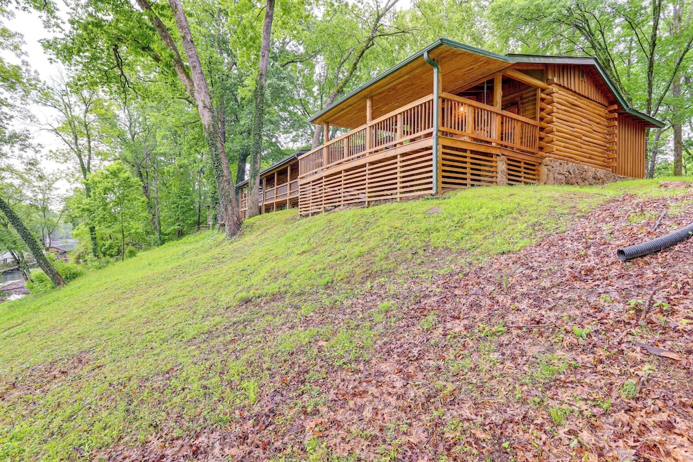 Deck & Views: Little Red River Retreat!