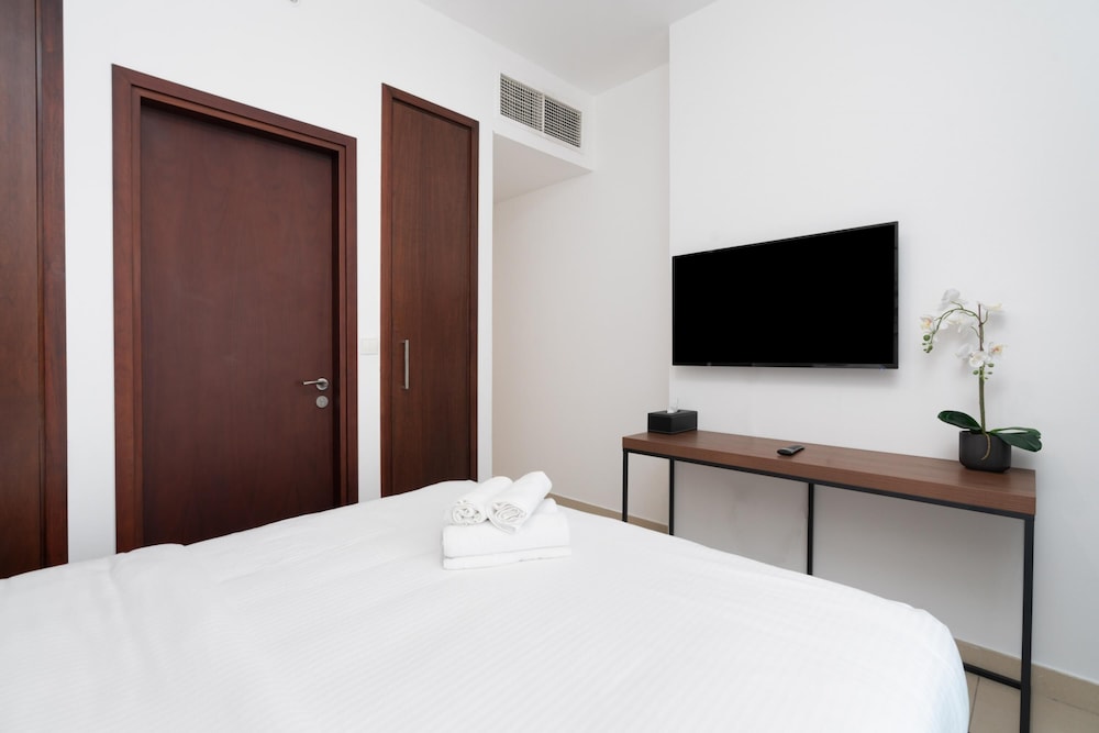 Luxury 2BR Downtown Apt With Burj Khalifa View