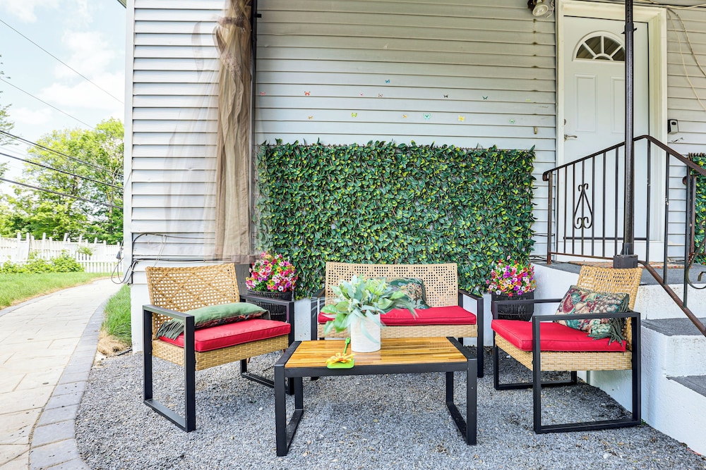 2 Mi to The Marketplace: Spring Valley Apartment