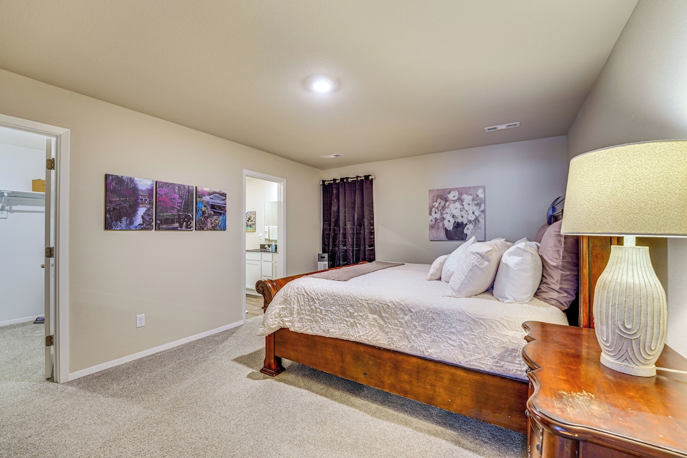 2 Mi to Dtwn: Siloam Springs Home w/ Fire Pit