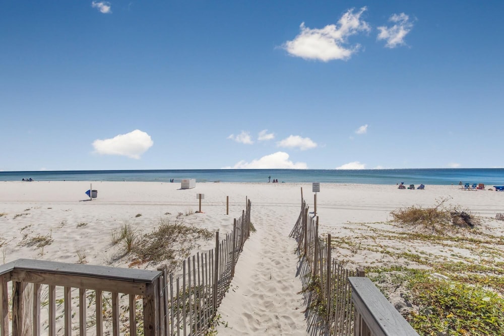 Impressive Condo Across From Beach With Pool view 4