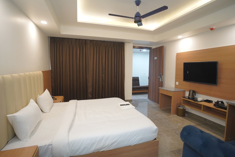 Royal Raven Hotel And Banquet
