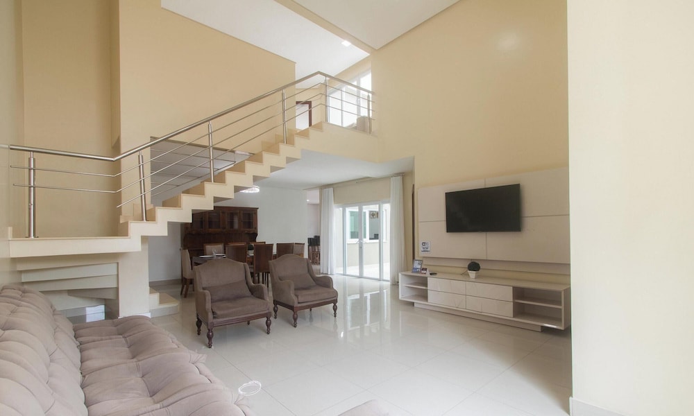 House w/ Pool and Barbecue Grill Thg0006