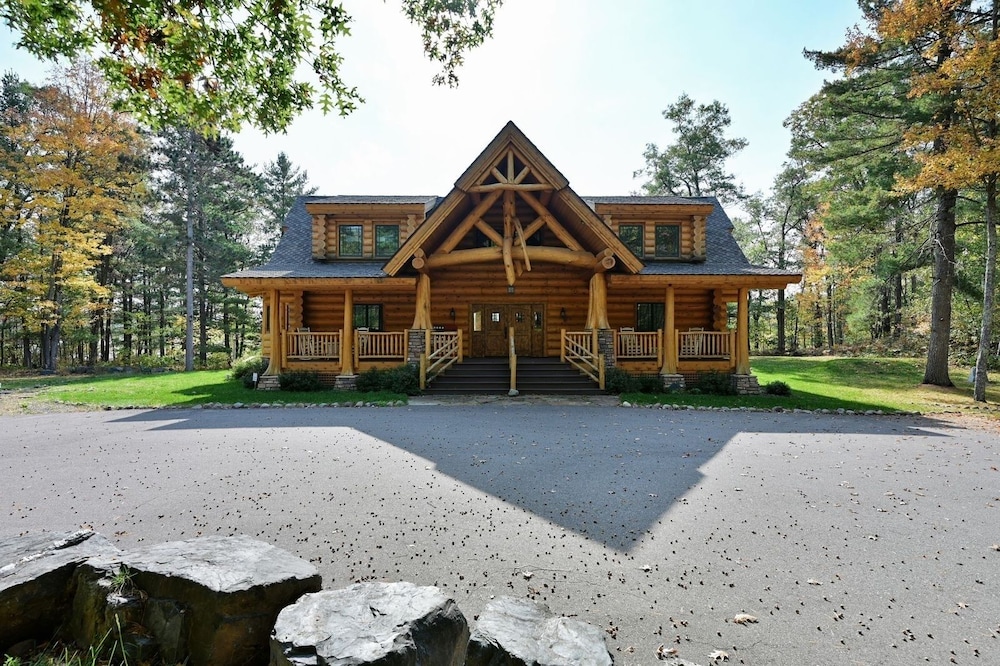 Osprey Lake Cabin 4 Bedroom Home by RedAwning