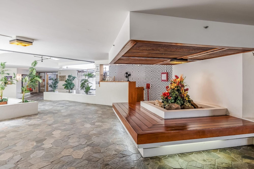 Bright Cozy Condo Unit With Balcony