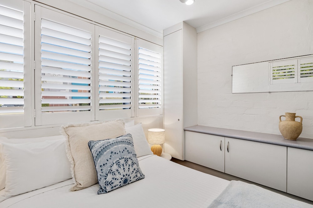 Quaint 2-bed Beach Abode With Ocean Views