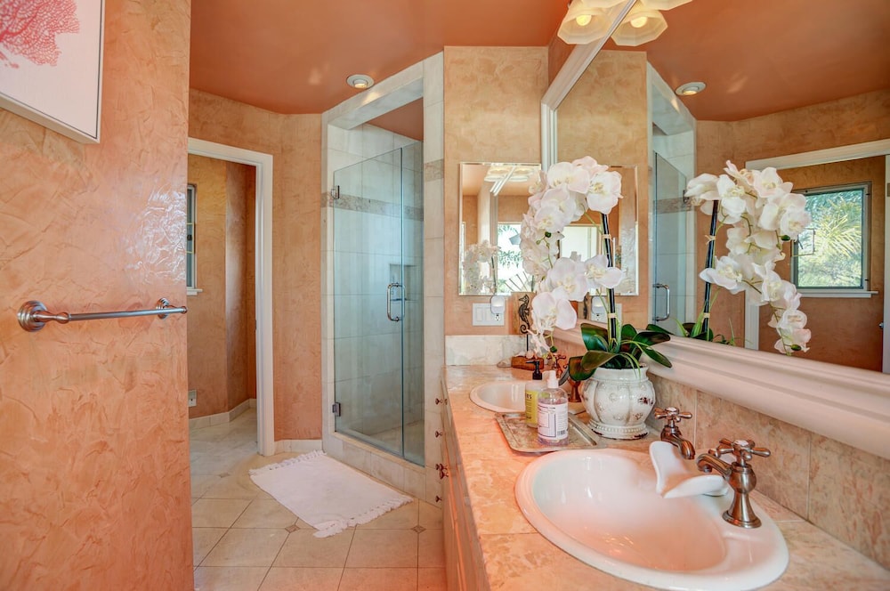 4 Br Waterfront , Private Beach 4 Bedroom Home by RedAwning