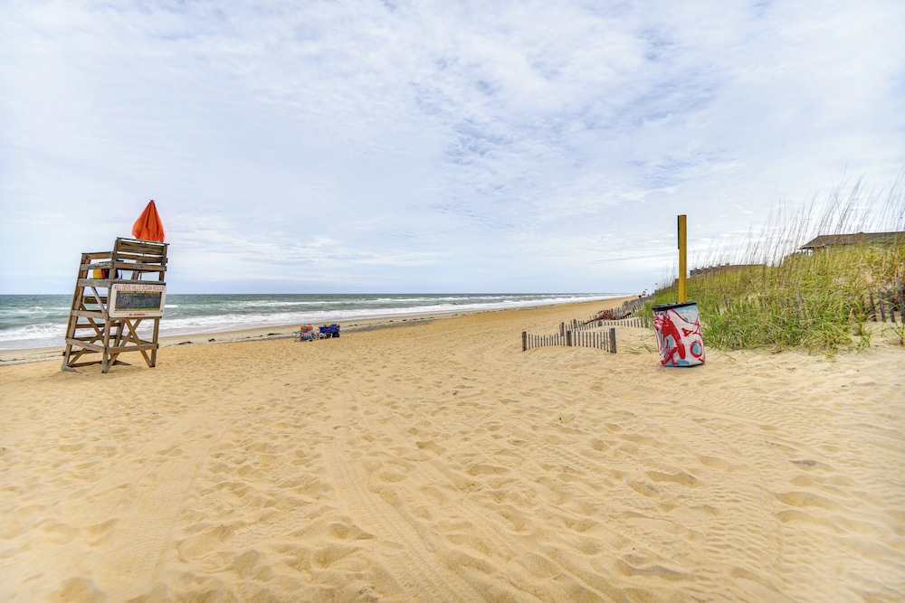 Walk to Beach + Restaurants: Outer Banks Retreat