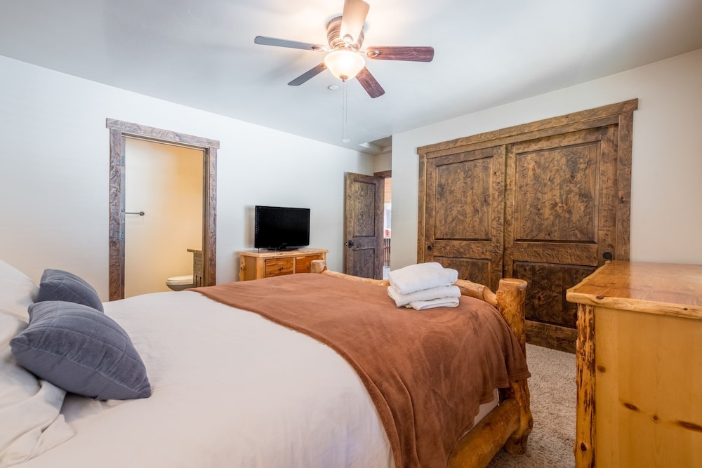 Lakefront Lodge by Avantstay Lakefront Cabin w Hot Tub
