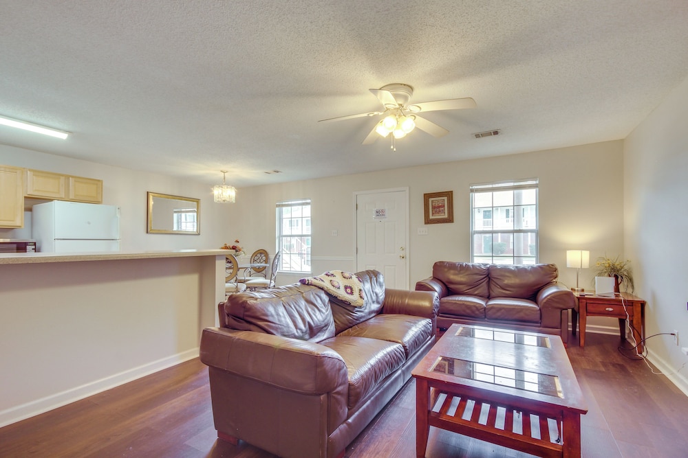 Community Grills & Pool: Gautier Condo!