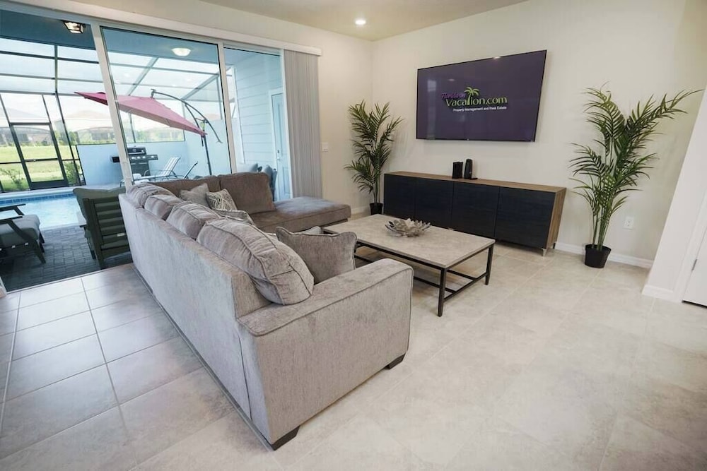 Fabulous 5 BR With Pool Solterra Resort