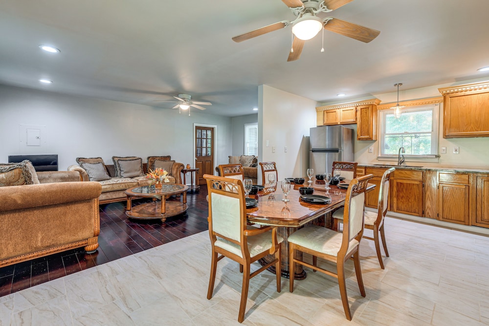 Waterfront Home w/ Deck & Yard, 4 Mi to Farmville!