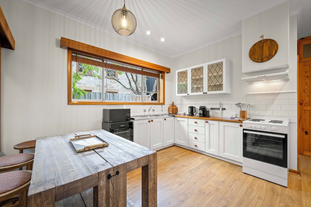 Stylish 3 Bedroom Townhouse - Hobart CBD