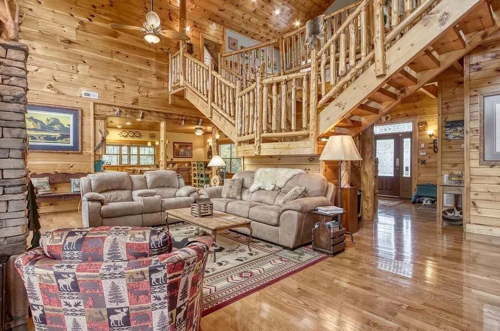 Smoky Mtn Log Cabin w Wet Bar Loft