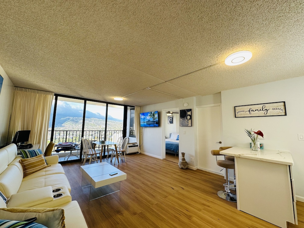 Waikiki Banyan-Free Parking-Free WI-FI: hotel room photo
