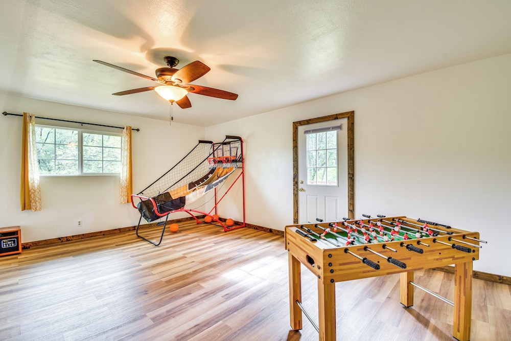 Sierra Serenity: Scenic Mtn Escape w/ Game Room