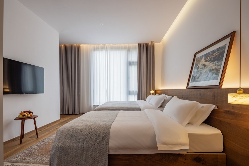 Yunfu Mid Hill Resort Hotel