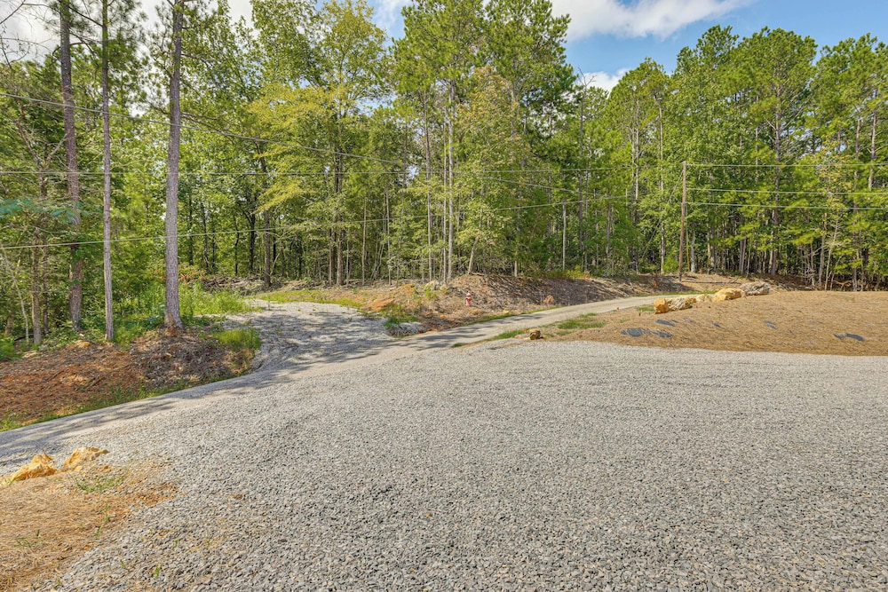 3 Mi to Water: Logan Martin Lake Cabin Getaway