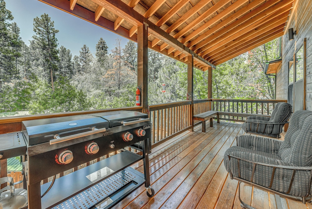 1 Mi to Grindstone Lake: Modern Ruidoso Retreat!