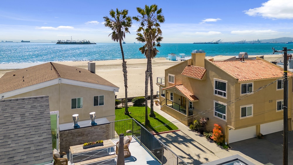 Beach Paradise Stunning 3-story in Long Beach!