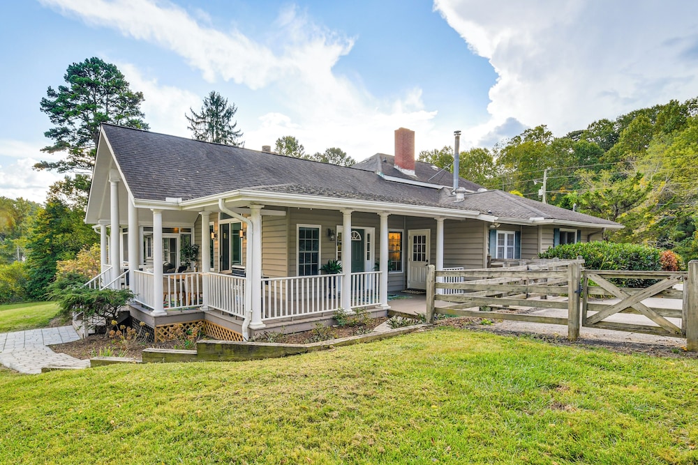 Mtn Views, Deck, Porches & Patio: Asheville Escape
