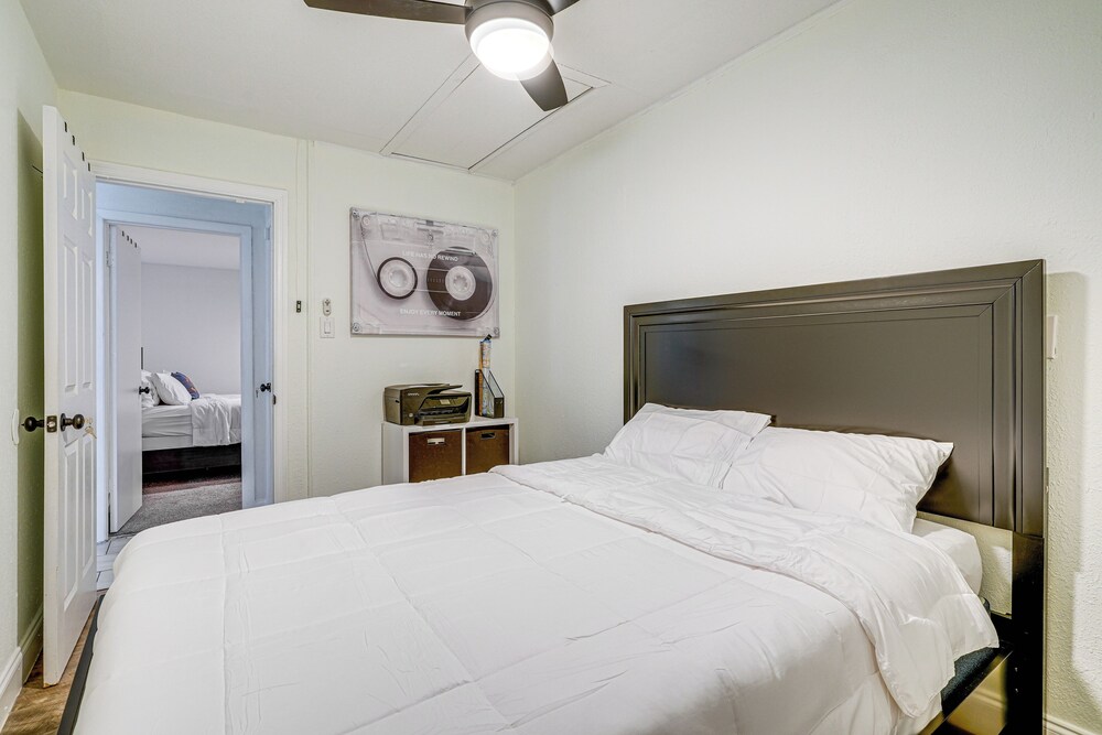 Explore & Relax: Chic & Cozy Retreat in Lakeland!