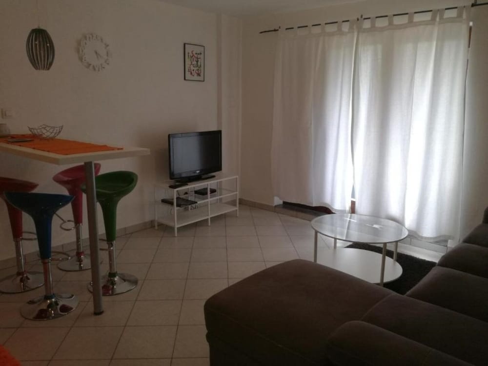 Xena - Comfort and Spacious - A4 Orange view 2