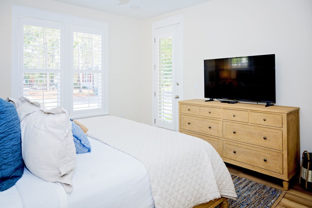 1281 Laurel Grove 3 Bedroom Home by RedAwning view 5