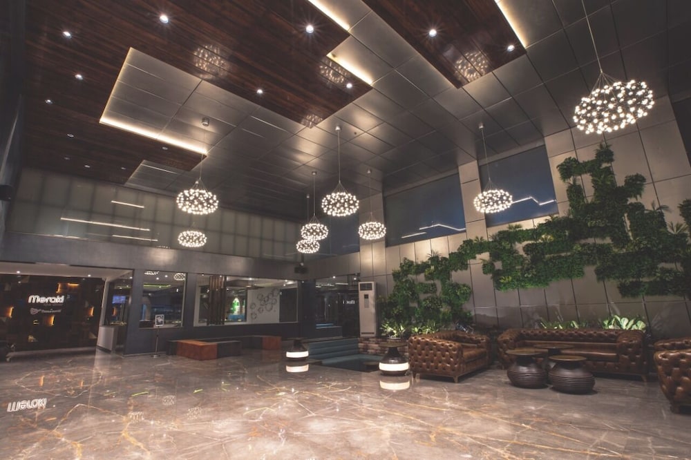 Lobby & Reception