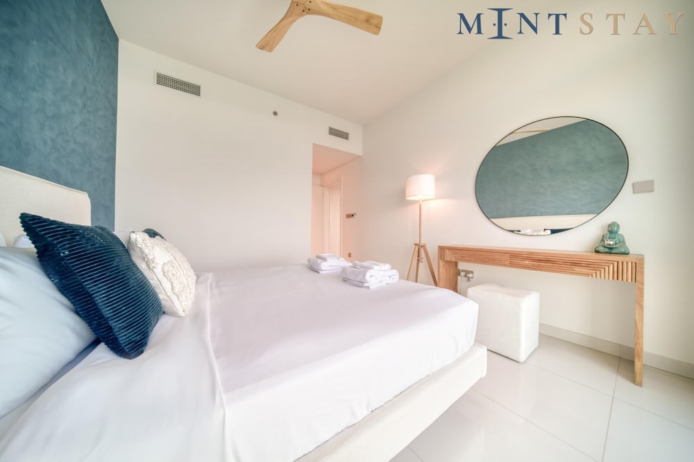 Luxury Sea View Living on Emaar Beachfront