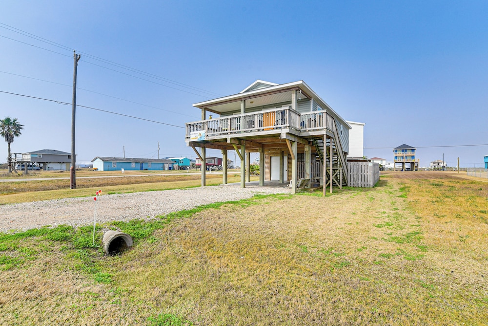 Walk to Gulf: Surfside Beach Home w/ Deck