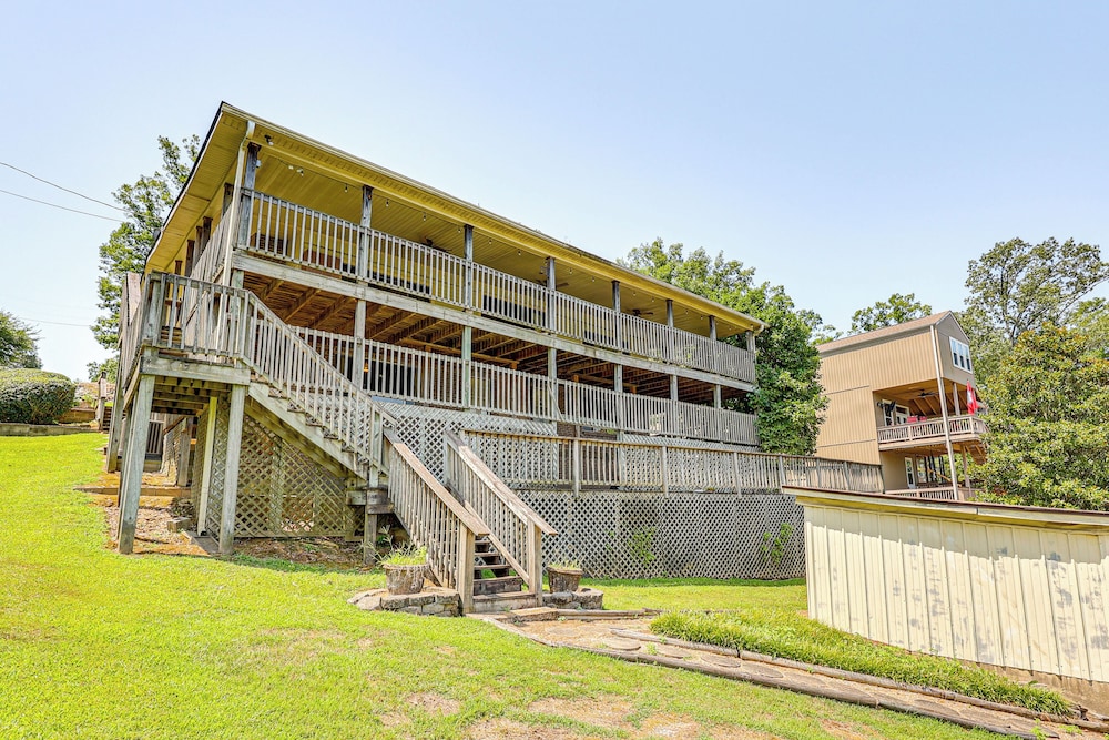 Lakeside Hot Springs Retreat w/ Pool Table! view 4