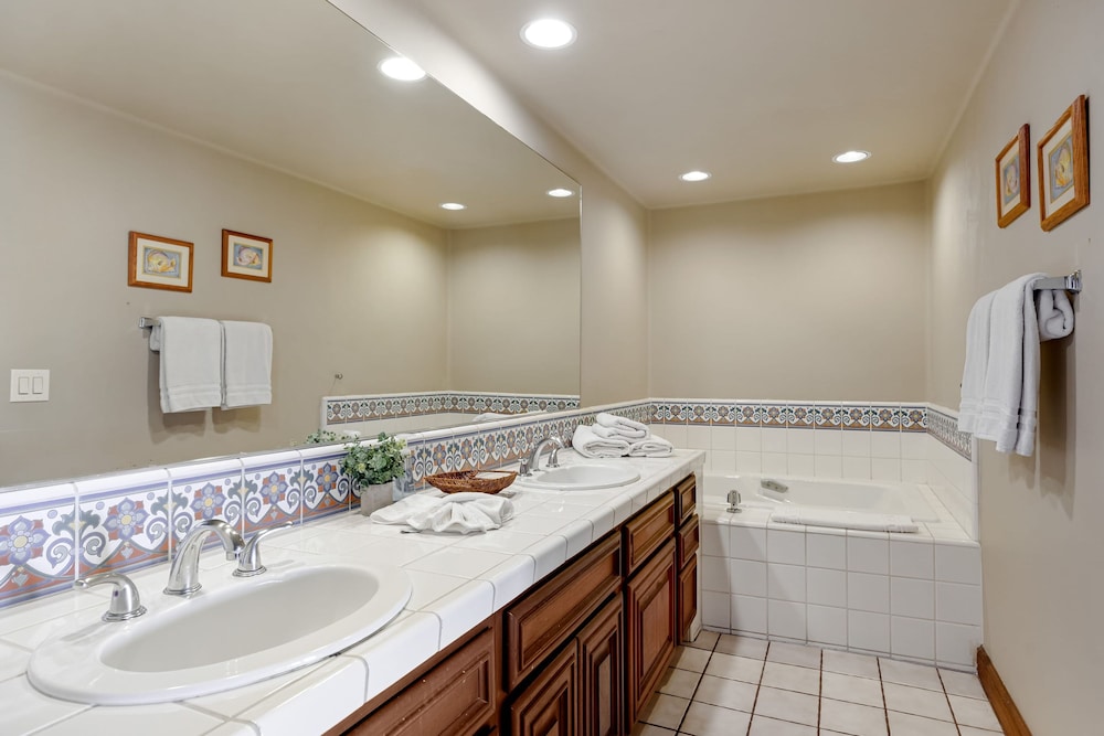 Camino De Flores by Avantstay Views Pool Beach Access Community Amenities