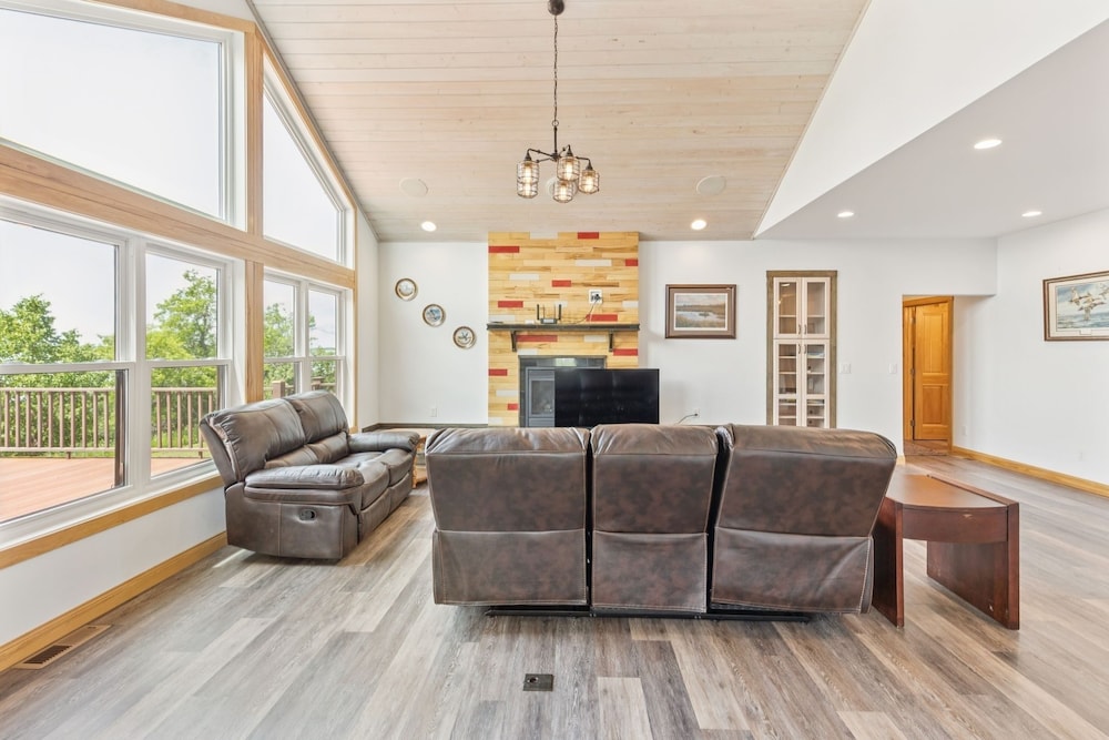 Lakeside 4br Retreat Private, Peaceful & Scenic 4 Bedroom Villa
