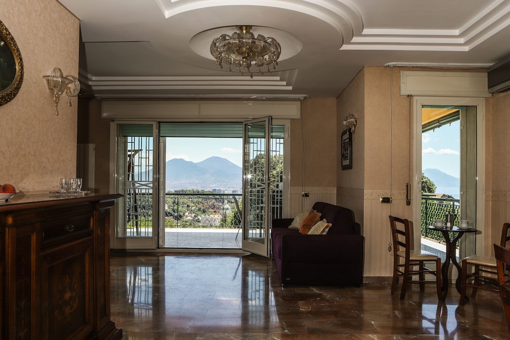 Appartamento Con Terrazzo A Capodimonte