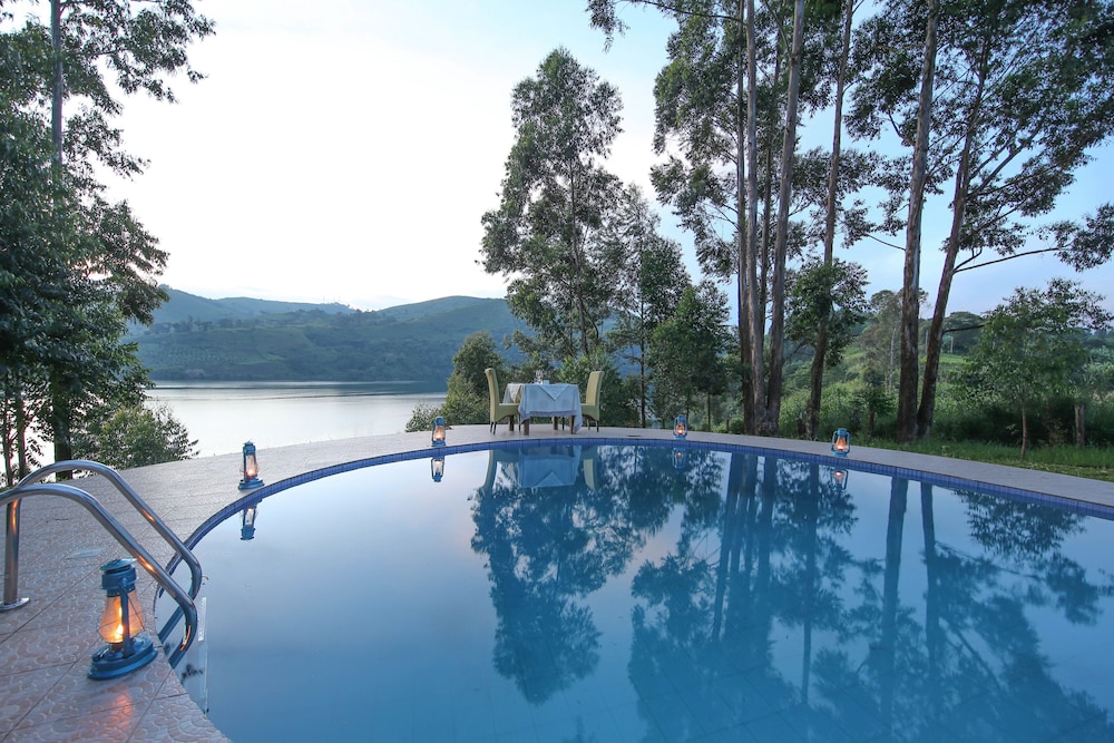 Crater Safari Lodge